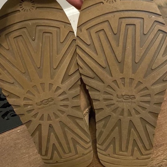 Womens Classic Short Cream Uggs - Picture 3 of 4